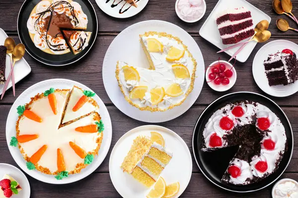 Çeşitli pastalarla tatlı masası sahnesi. Koyu bir ahşap arka planda manzaranın üstünde. Kara orman, limon, havuç, kırmızı kadife, çikolata ve peynirli kek..