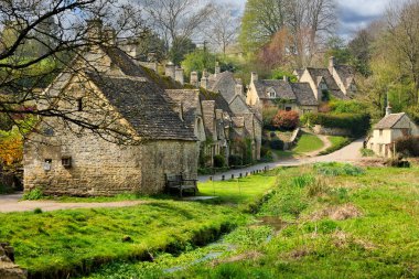 İngiliz Cotswolds, Gloucestershire, İngiltere 'deki Bibury köyünün güzel Arlington Row' u