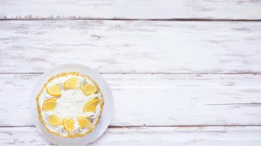 Çeşitli pastalarla tatlı masası sahnesi. Üst manzara, dur hareketi, beyaz ahşap arka planda masa yerleştirme videosu. Kara orman, limon, havuç, kırmızı kadife, çikolata ve peynirli kek..