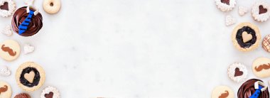 Babalar Günü temalı, çeşitli kurabiyeler ve tatlı ikramlarla çift taraflı pişirme temalı. Fotokopi alanı olan beyaz mermer afiş arkaplanı üzerinde genel görünüm.