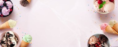 Yaz dondurması çifte sınır. Rengarenk kase ve koniler. Yumuşak, pembe taştan bir afişin üst görüntüsü. Boşluğu kopyala.