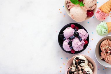 Yaz dondurması yan sınırı. Rengarenk kase ve koniler. Beyaz mermer arka planda üst görünüm. Boşluğu kopyala.