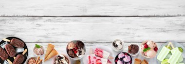 Soğuk yaz yemekleri alt sınırında. Dondurma kaseleri, buzlu dondurmalar ve dondurulmuş ikramlar. Beyaz ahşap bir arka planda tepeden aşağı manzara. Boşluğu kopyala.