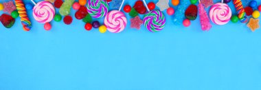 Renkli şeker koleksiyonu. Üstteki görünüm sınırının üzerinde mavi afiş arkaplanı.