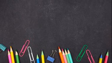 Renkli okul malzemeleri alt sınırda. Siyah karatahta zemin üzerinde dur hareketi videosu. Okul konseptine dönelim..