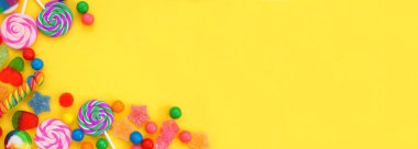 Renkli şeker çeşitleri. Sarı afiş arkaplan üzerinde tepe köşesi sınırı.