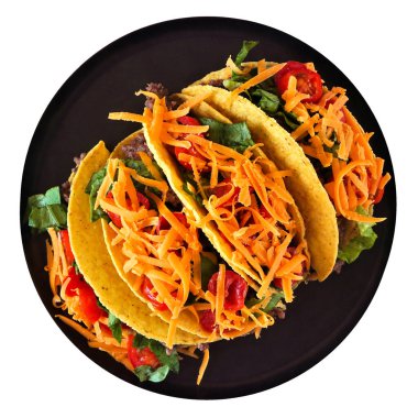 Kıyma, marul, domates ve peynirli sert kabuklu taco. Beyaz zemin üzerinde izole edilmiş siyah plaka üzerinde görünüm.