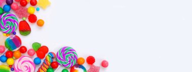 Tatlı şeker koleksiyonu. Beyaz afiş arkaplan üzerinde üst aşağı görünüm kenarı.