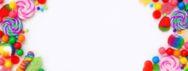 Renkli şeker koleksiyonu. Üst görünüm beyaz afiş arkaplanı üzerinde çift kenarlık.