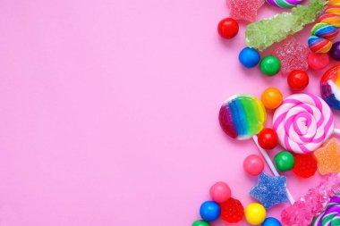 Tatlı şeker koleksiyonu. Pembe bir arkaplan üzerinde genel görünüm kenarı.
