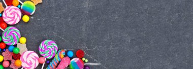 Tatlı şeker koleksiyonu. Siyah taştan bir afiş arkaplan üzerinde tepe kenarı.