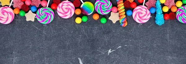 Renkli şeker koleksiyonu. Üst sınırın üzerinde siyah taştan bir afiş arkaplanı.
