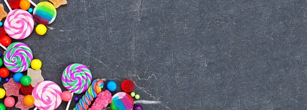 Tatlı şeker koleksiyonu. Siyah taştan bir afiş arkaplan üzerinde tepe kenarı.