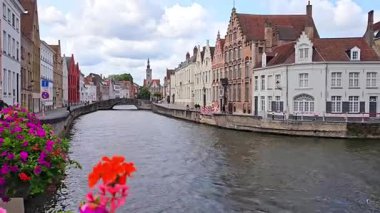 Bruges kanalları boyunca resim gibi bir mimari. Yavaş el bilgisayarı döndürme hareketi.