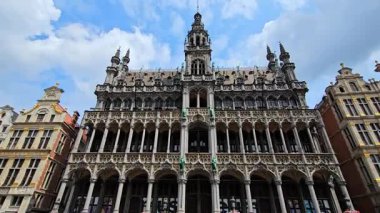 Belçika 'nın Grand Place kentindeki Brüksel Şehir Müzesi. Mavi gökyüzünün altında yukarı doğru yavaş hareket.