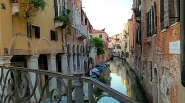 İtalya, Venedik 'te yansıması olan güzel kanallar. Yavaş yürüme hareketi.