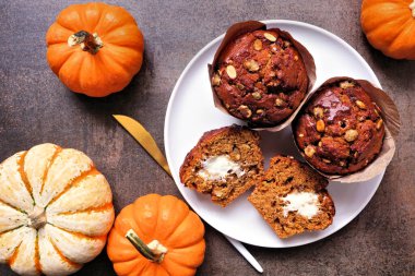 Krem peynir dolu sonbahar balkabağı kekleri. Kırsal bir arka planda genel görünüm.