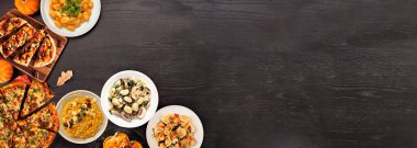 Lezzetli sonbahar yemeği köşe sınırı. Siyah ahşap bir arka planda tepeden aşağı manzara. Balkabağı ve elma temalı risotto, makarna, gnocchi, düz ekmek ve pizza.