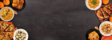 Lezzetli sonbahar yemeği çifte sınır. Siyah ahşap bir arkaplanda manzaranın üstünde. Balkabağı ve elma temalı risotto, makarna, gnocchi, düz ekmek ve pizza.