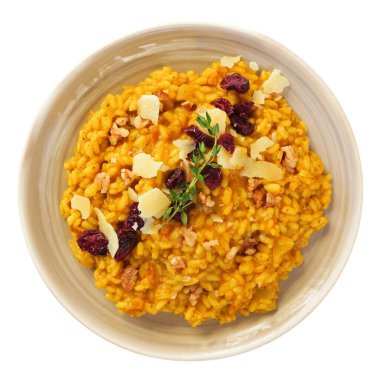 Kızılcık ve parmesan peynirli balkabaklı risotto. Üst aşağı görünüm beyaz bir arkaplanda izole. Sonbahar yemeği..