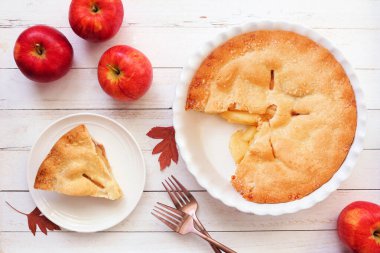 Sonbahar elmalı turtası. Beyaz ahşap arkaplan dilimli üst görünüm tablo sahnesi.