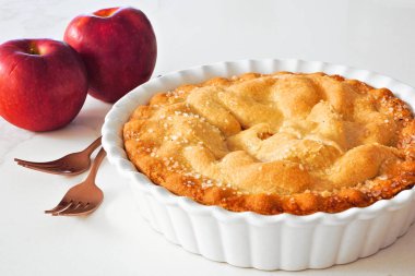 Elmalı turta. Yan görünüm beyaz mermer arka plandaki masa sahnesini kapat.