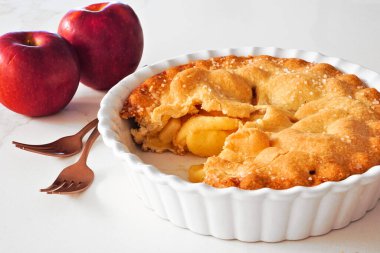 Sonbahar elmalı turtası. Kenar görünümü beyaz mermer arka planda dilimlenmiş tablo sahnesini kapat.