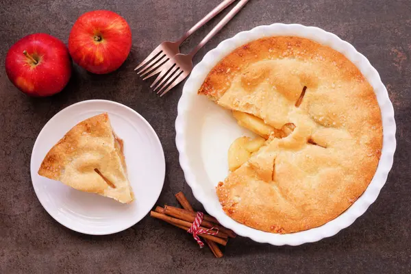 Elmalı turta. Masanın üstünde koyu arkaplanda kesik kesiği var..