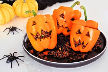 Cadılar Bayramı feneri dolma dolma dolma dolma dolma dolma dolma dolma biber. Beyaz taştan bir arkaplana yakın dur.