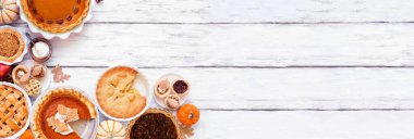 Ev yapımı sonbahar turtası sınırı. Fotokopi alanı olan beyaz ahşap bir arka plan. Elma, kabak ve cevizli turta çeşitleri..