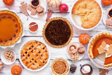 Ev yapımı sonbahar turta masası sahnesi. Beyaz ahşap arka planda manzaranın üstünde. Elma, kabak ve cevizli turta çeşitleri..