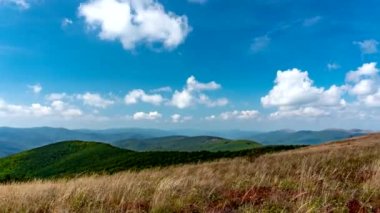 Güz mevsiminde Bieszczady Dağları 'ndaki Zaman Hızı Görüntüsü. Polonyumda Renkli Çimen. Bulutlar ve gölgeler hareket ediyor.