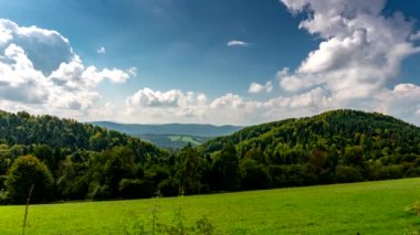 Bieszczady Dağları 'ndaki Zaman Hızı Görüntüsü. Bulutlar ve gölgeler hareket ediyor.