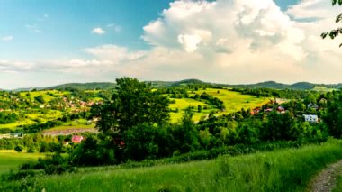 Zamanlaması: Güneşli bir günde Beskid Dağları manzarası.