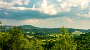 Zamanlaması: Güneşli bir günde Beskid Dağları manzarası.