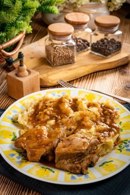 Soslu domuz pirzolası, lahana turşusu ve patates..