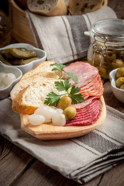 Cucina Spagnola Tapas Con Salsiccia Affettata Salame Olive Cipolle Marinate — Foto Stock