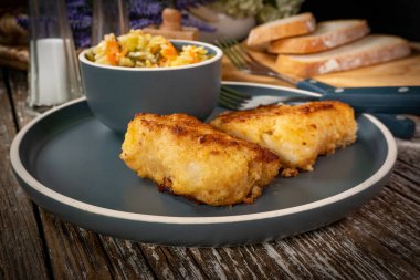 Kızarmış morina filetosu parçaları..