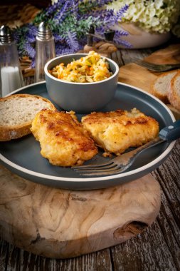 Kızarmış morina filetosu parçaları..