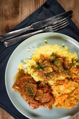 Sucuklu hindi eti, patates ve salata ile servis ediliyor..