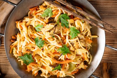 Tavuk ve sebzeli kızarmış erişte. Tavuk chow mein.