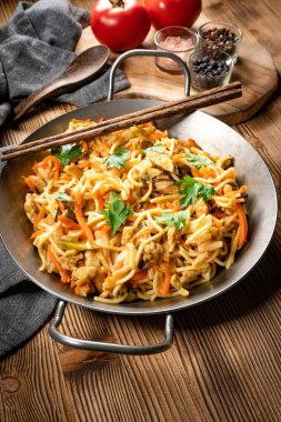 Tavuk ve sebzeli kızarmış erişte. Tavuk chow mein.