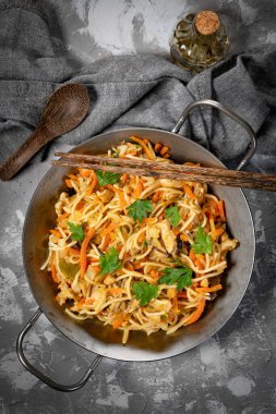 Tavuk ve sebzeli kızarmış erişte. Tavuk chow mein.