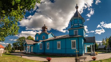 NAREW, POLAND - 5 Eylül 2022: Polonya 'nın kuzeydoğusundaki Narew köyündeki Ortodoks Kilisesi.