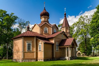 NOWA WOLA, POLAND - 16 Eylül 2022: Polonya 'nın kuzeydoğusundaki Puchly köyündeki Ortodoks Kilisesi.