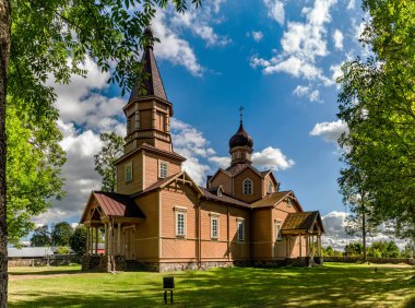 NOWA WOLA, POLAND - 16 Eylül 2022: Polonya 'nın kuzeydoğusundaki Puchly köyündeki Ortodoks Kilisesi.