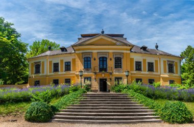 NOSZVAJ, HUNGARY - 22 Haziran 2022: De la Motte Konağı Barok stilinde inşa edildi.