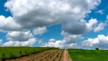 Mavi gökyüzü hareket ediyor. 4K Zaman Hızı.