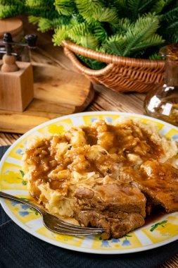 Soslu domuz pirzolası, lahana turşusu ve patates..