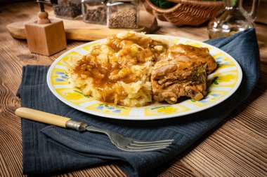 Soslu domuz pirzolası, lahana turşusu ve patates..